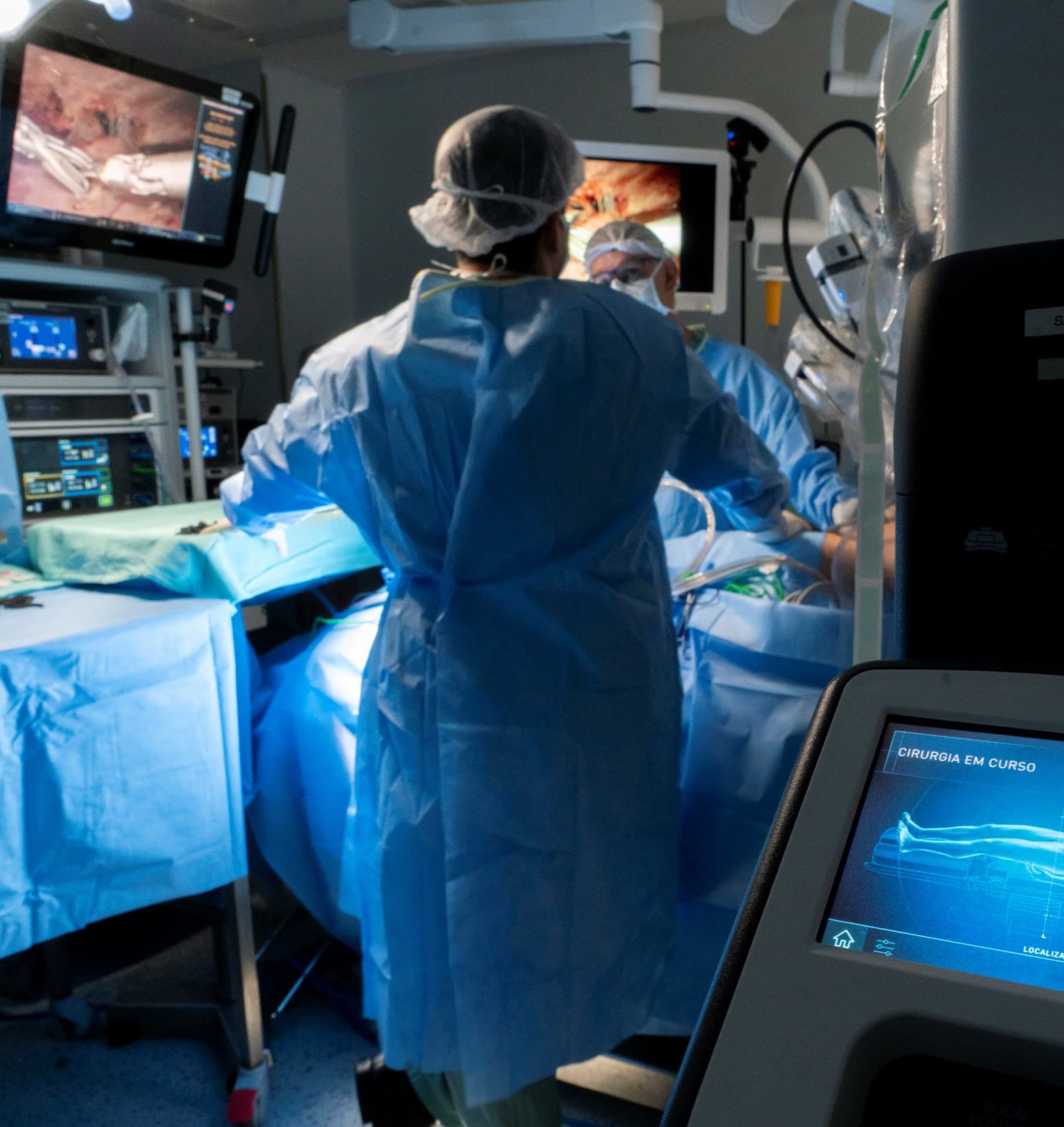 procedimento com HITHOC, que combina cirurgia robótica e quimioterapia aquecida para tratar tumores pleurais complexos.